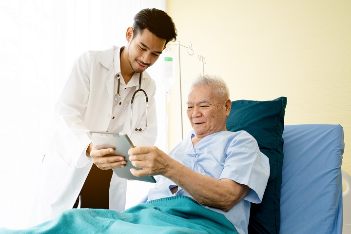 Doctor explaining to patient the procedure before starting dialysis